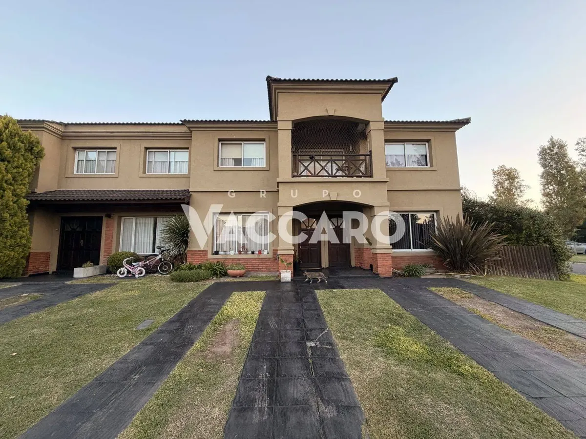 3-bedroom house with pool
