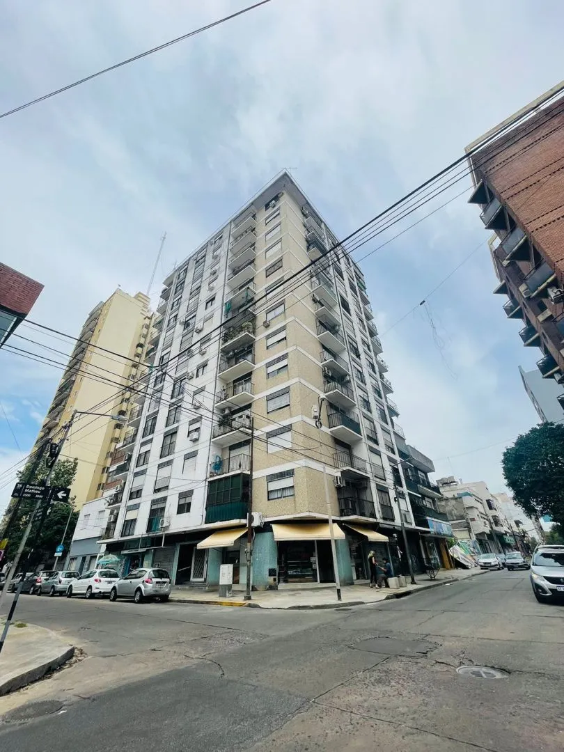 Edificio En Esquina Súper Luminoso