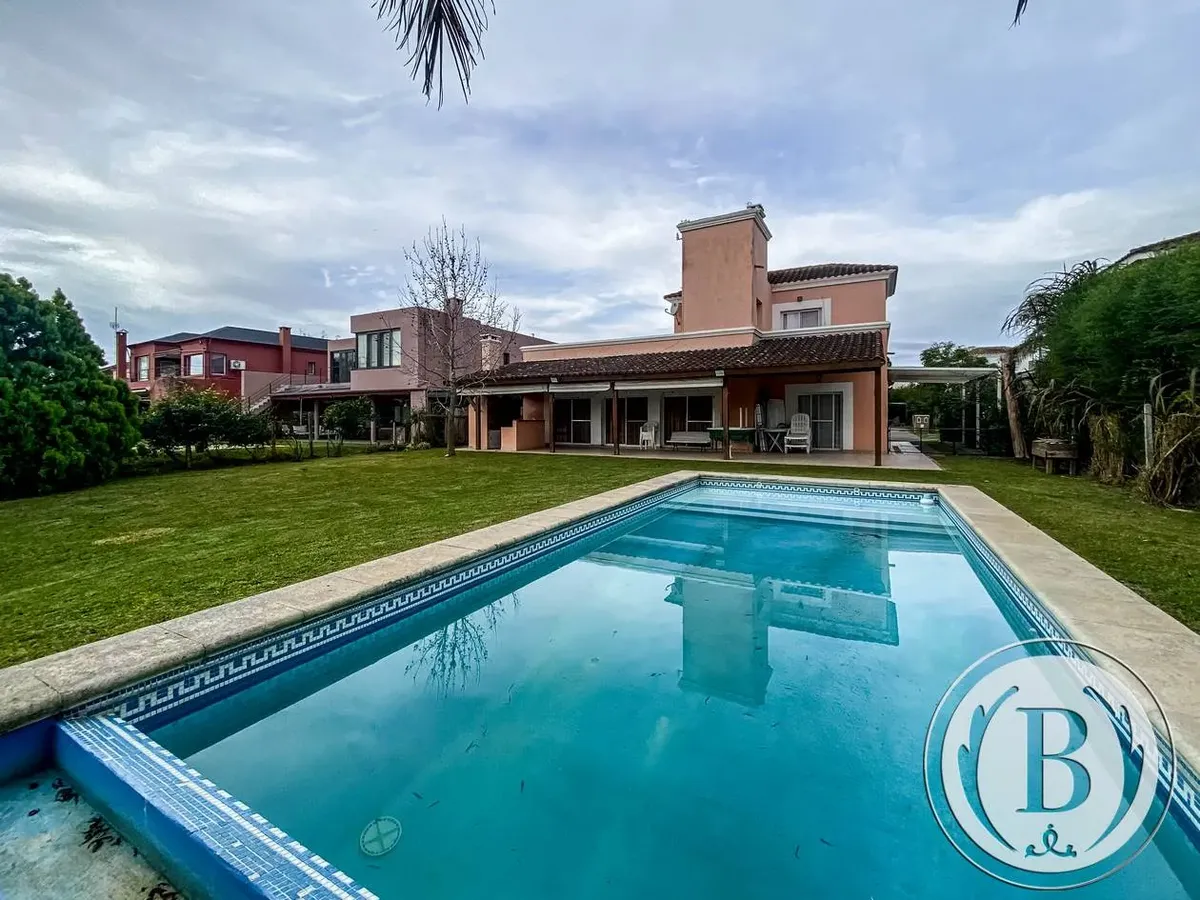 Casa mobiliada com piscina e píer
