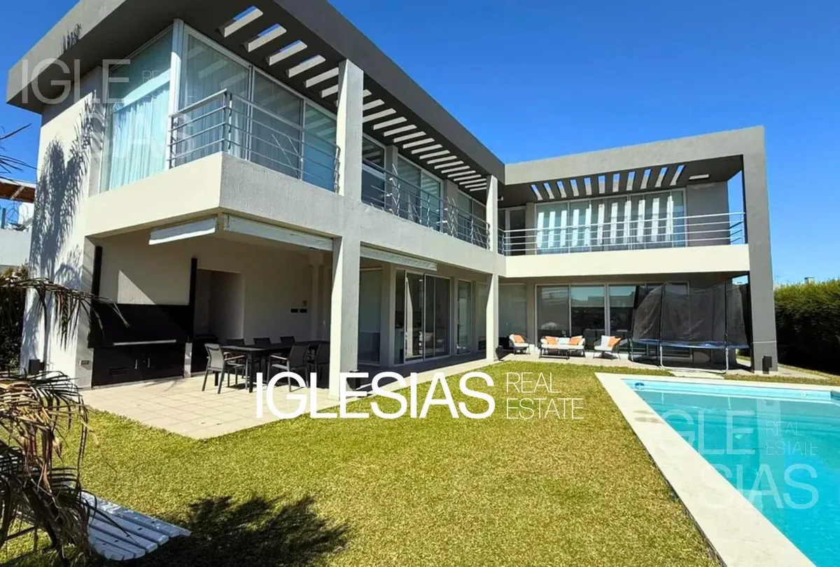 Casa à beira d’água com píer