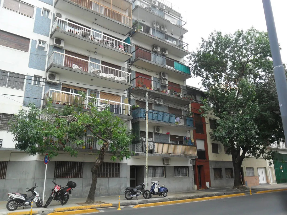 Semipiso De 2 Ambientes Al Contrafrente, Cocina Separada, Baño Completo, 2 Placares
