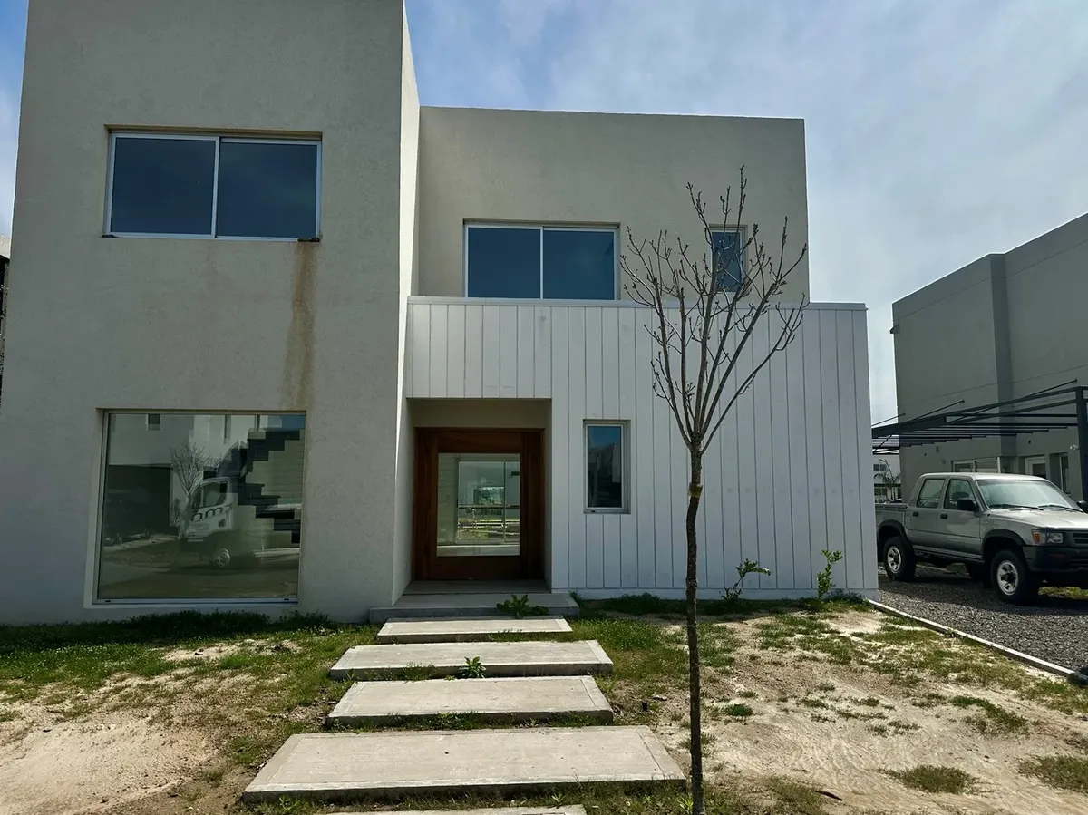Casa moderna com piscina e churrasqueira