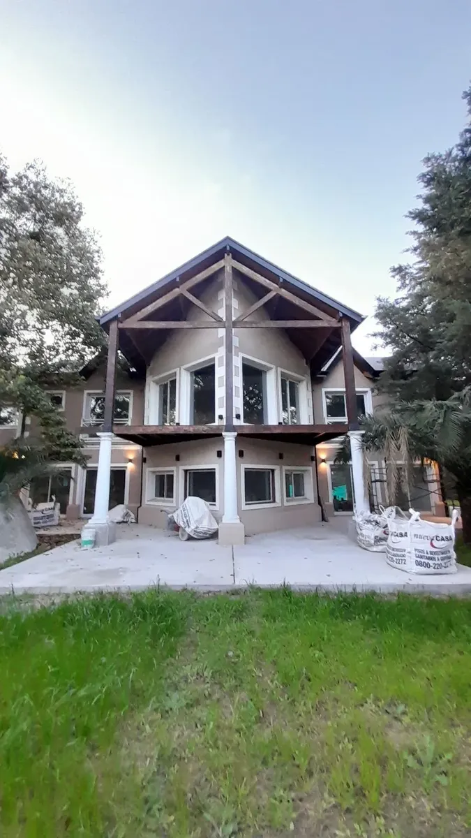 Imponente Chalet De 9 Amb Sobre Lote De 2.000 M2!