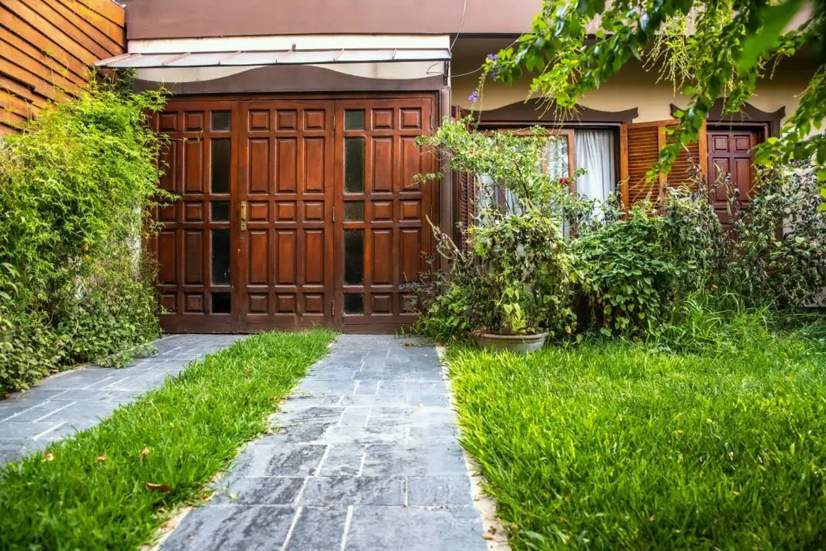 Casa Con Jardín Y Pileta En Un Tranquilo Barrio Abierto