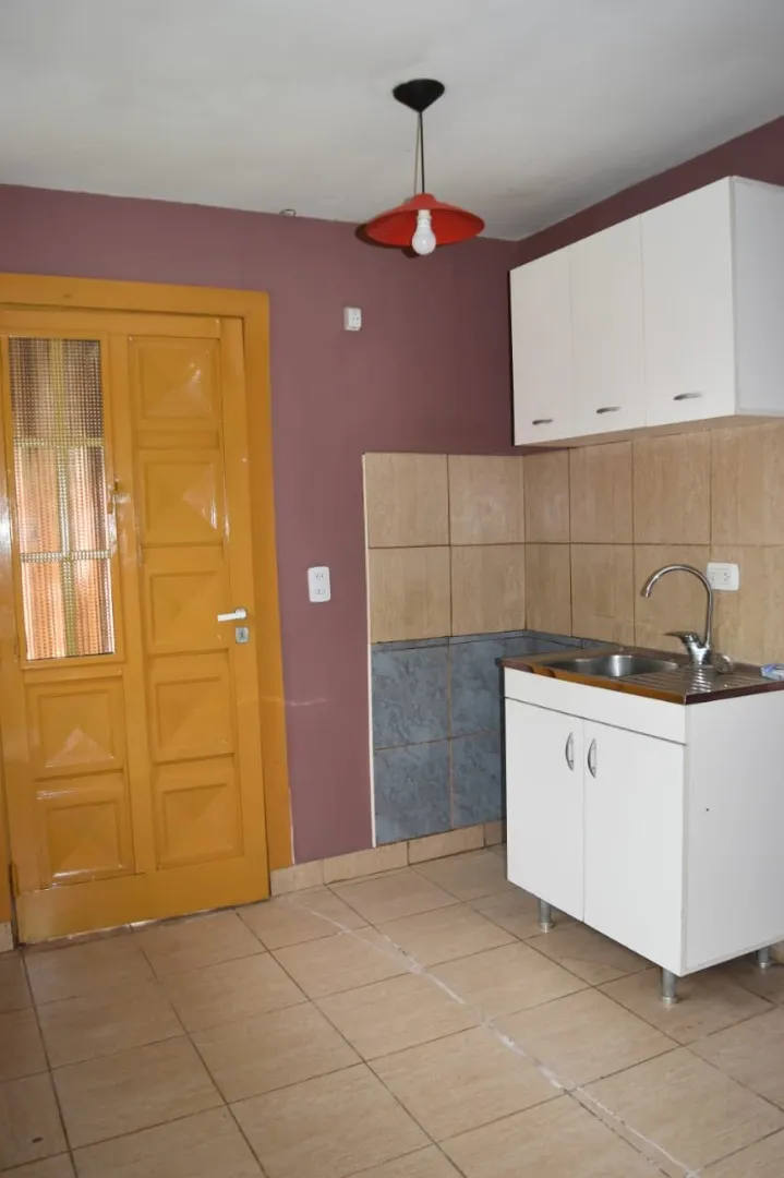 Alquiler En Ituzaingo, Casa 2 Ambientes Con Patio Y Parrilla