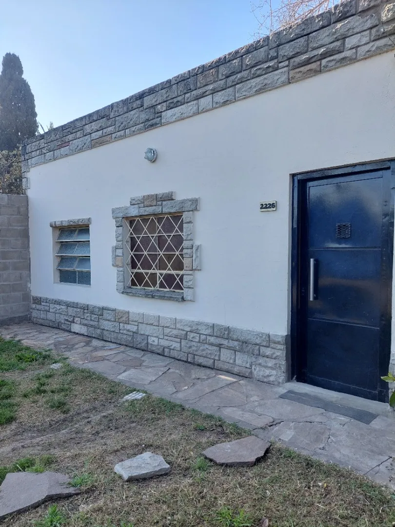 Casa En Alquiler Con 2 Dormitorios,en Ituzaingo