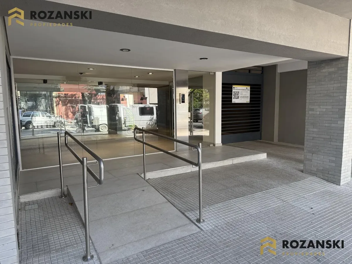 Alquiler. 3 Ambientes Con Cochera, Al Frente, Balcón Y Parrilla Privada. A Estrenar. Mucha Luz
