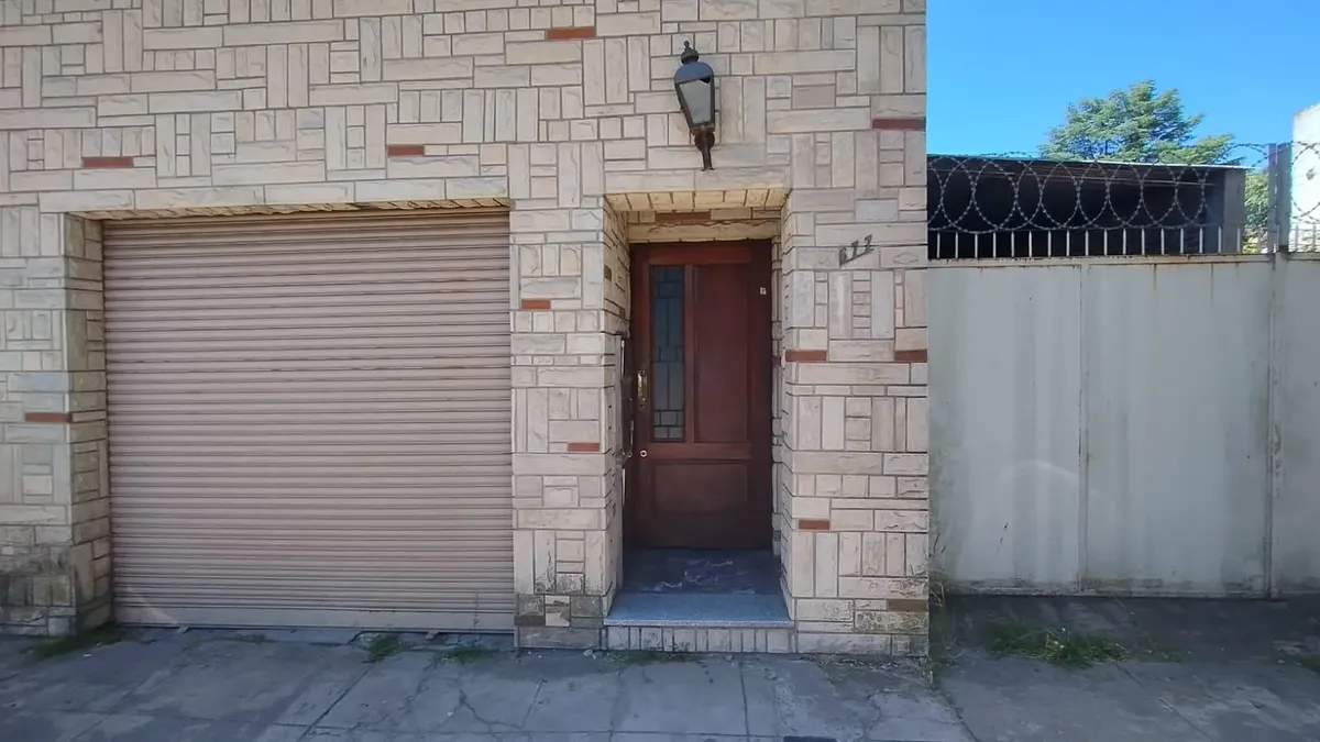 Casa no andar superior, terraço e churrasqueira