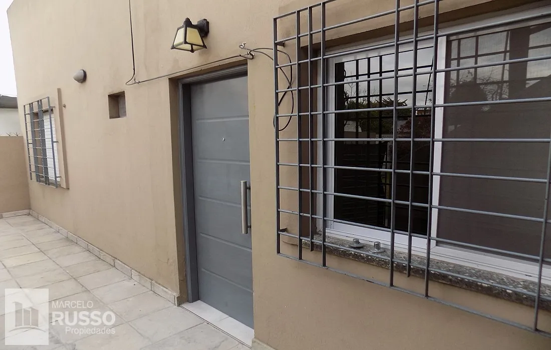 Patio frontal, 1 dormitorio