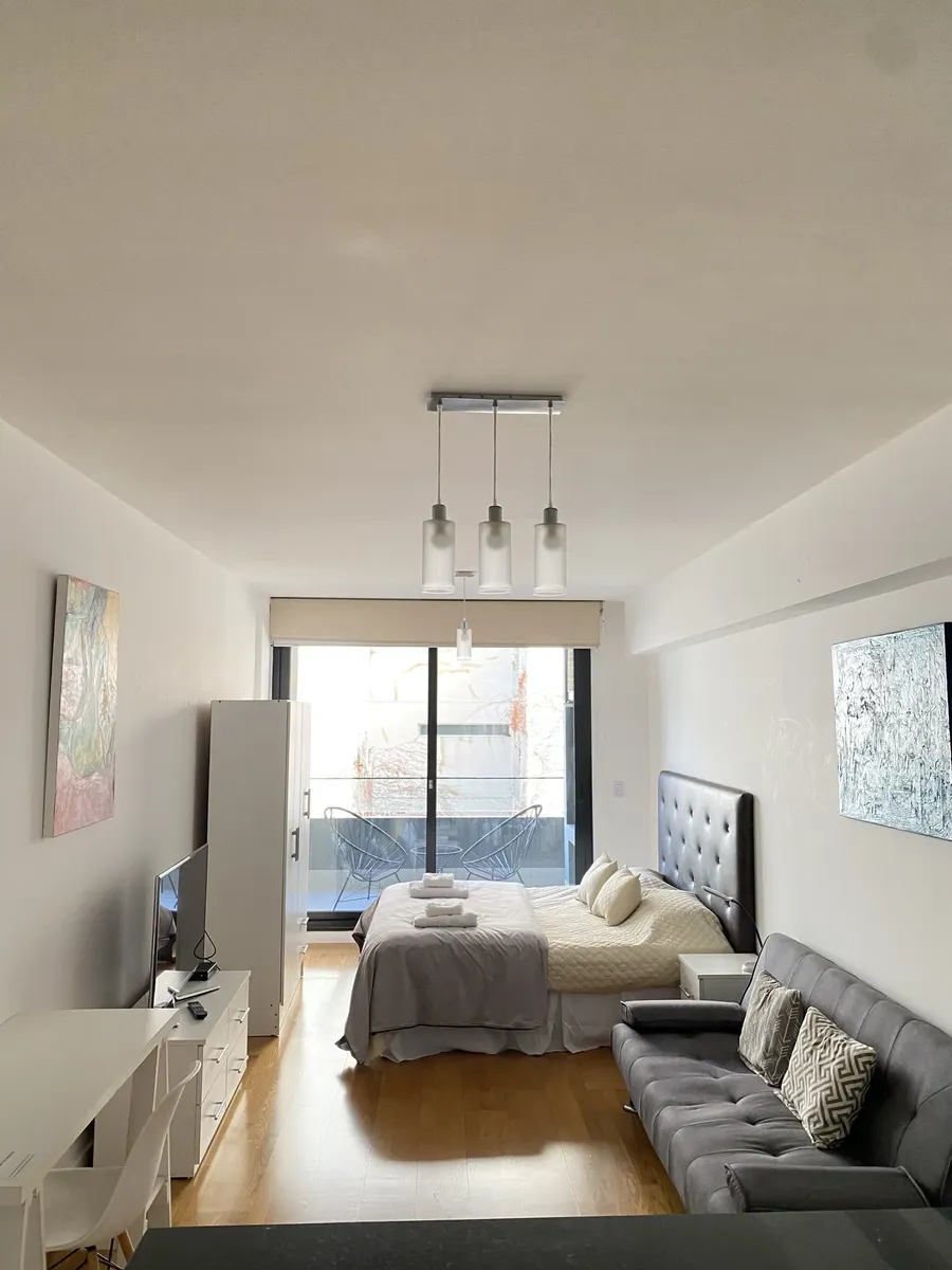 Меблированная студия с балконом и amenities