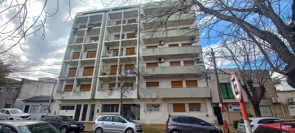 Alquiler - Departamento En Calle 22 Entre 32 Y 33 - 2 Dormitorios + Cochera + Terraza Propia + Baño Completo + Baño Social