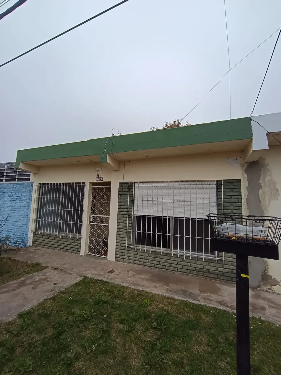 Casa En Alquiler 3 Ambientes En Ezpeleta Con Patio