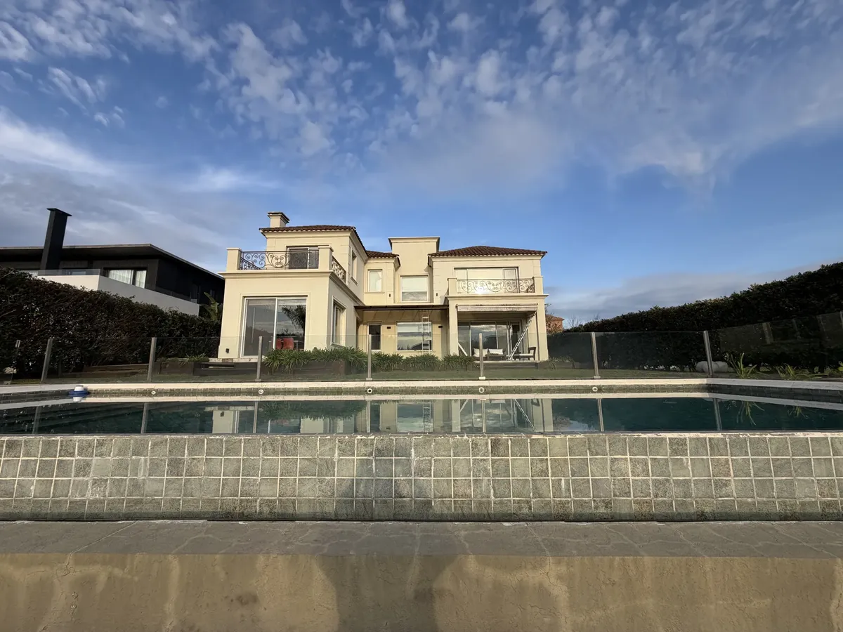 Casa com piscina coberta e píer