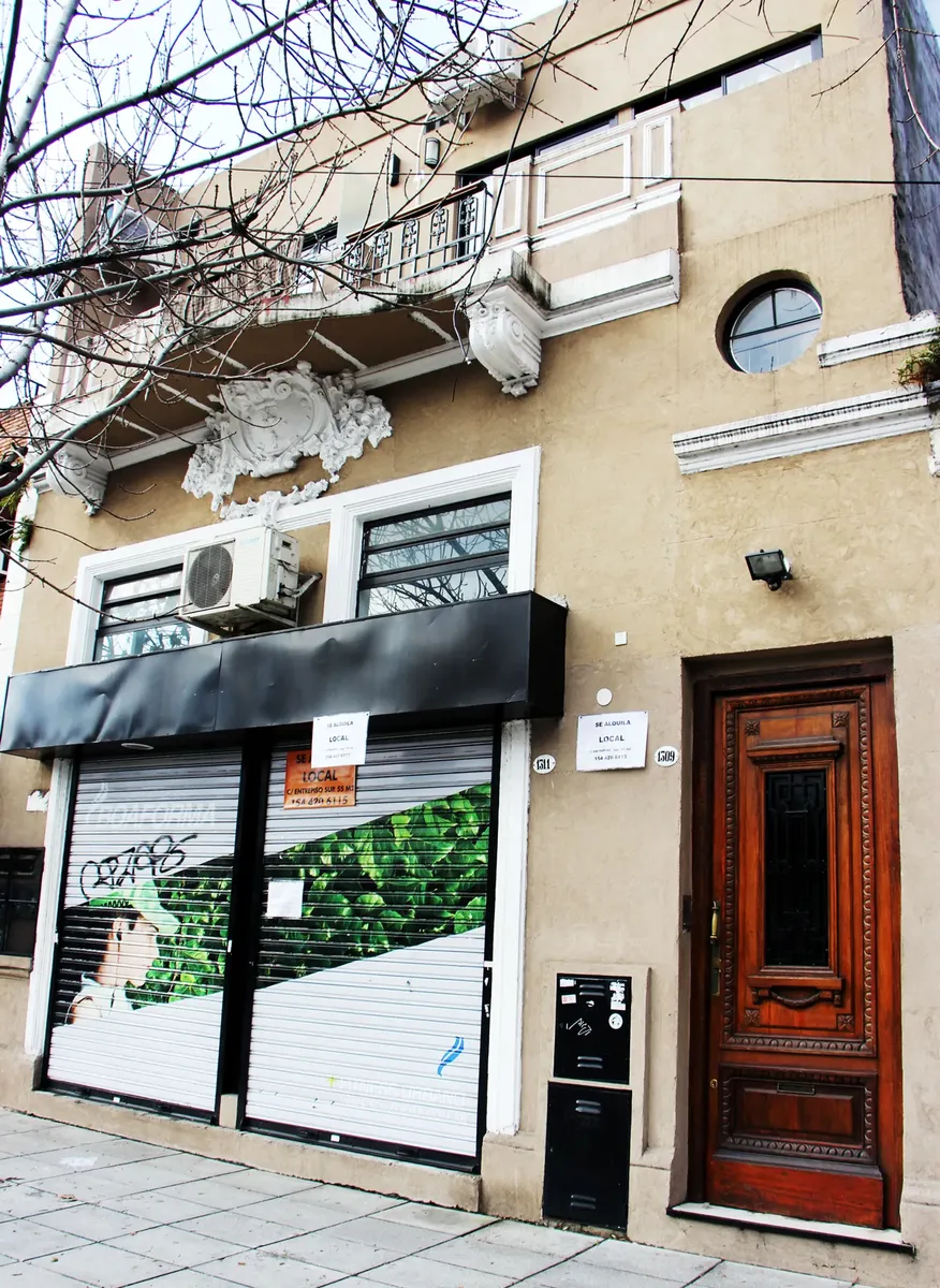 Dto Tipo Ph Sin Expensas Con Terracita Propia, Sobre Avenida Estudio-vivienda, Y/u Oficina-showroom. 2 Ambientes Y 1/2 En Desniveles. Primer Piso Por Escalera. Contrafrente Tranquilo