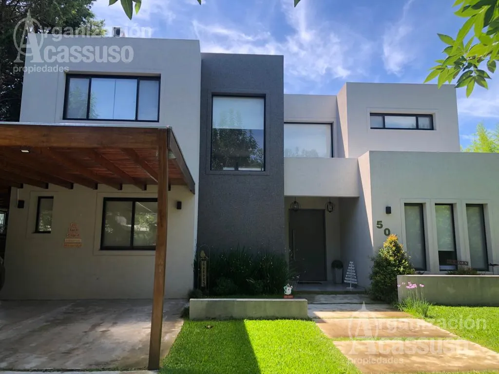 Casa em dois andares, rio e piscina