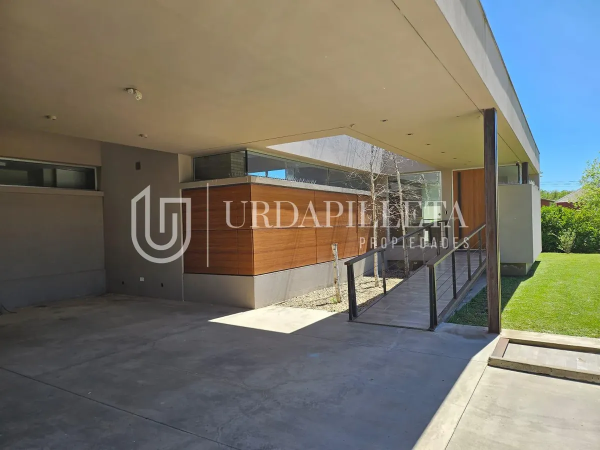 4BR house, pool and garden