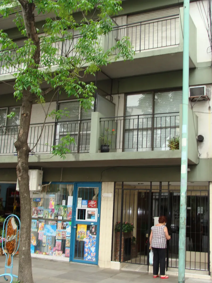 Studio com varanda para a rua