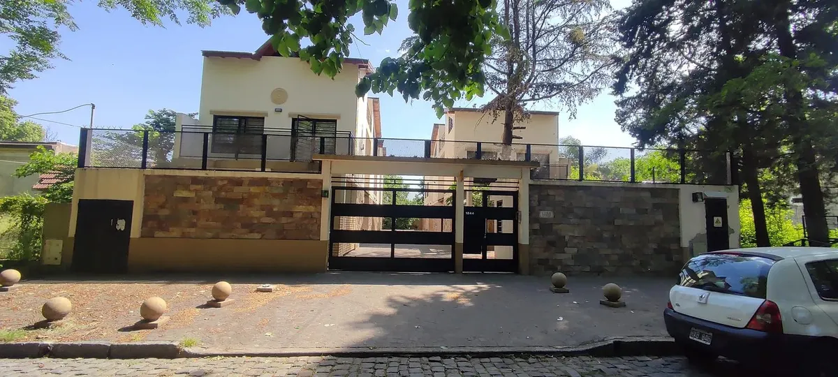Duplex 2 quartos, pátio com churrasqueira