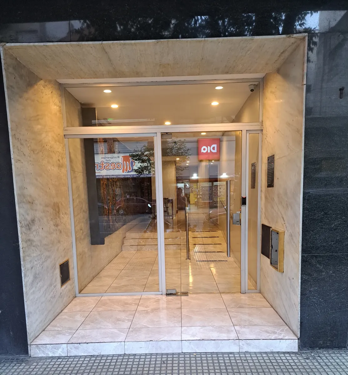 Front-facing 3-room apartment with parquet