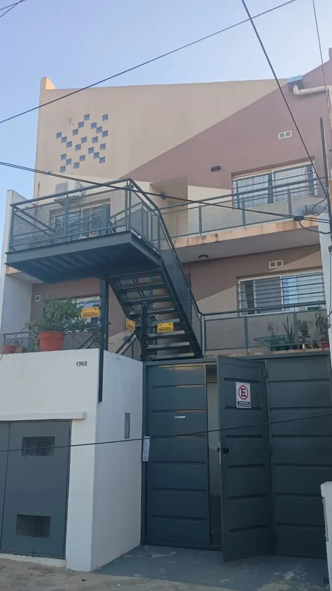 Front-facing studio no condo fees