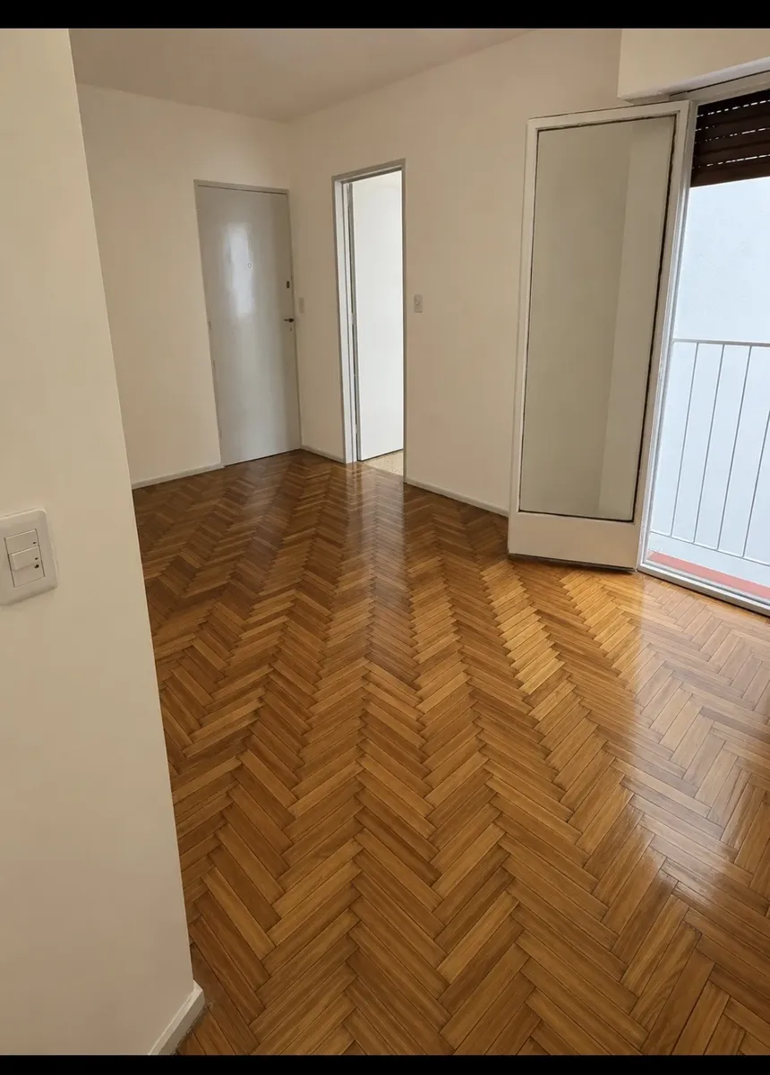 Departamento De 2 Ambientes Lateral Con Balcón Francés