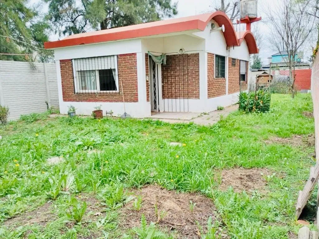 Casa com 2 dormitórios e jardim