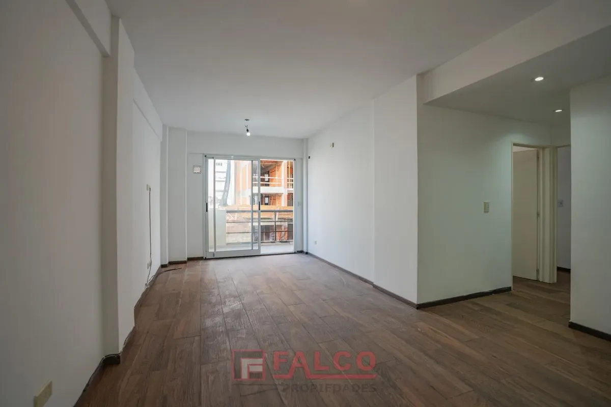 Moderno Tres Ambientes Con Balcon A La Calle
