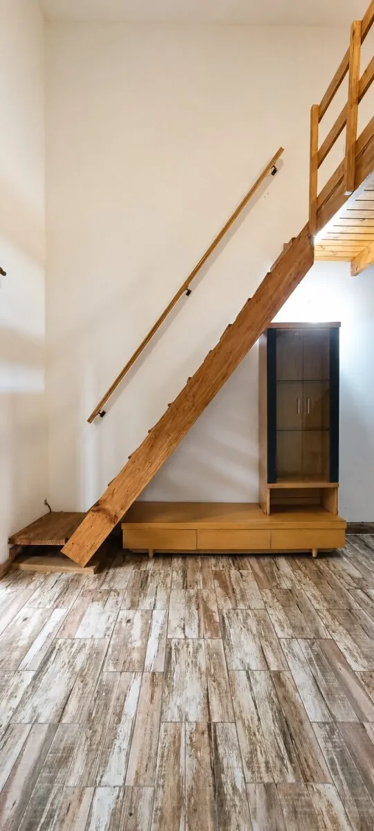 Monoambiente Tipo Loft Con Entrepiso Y Balcón Al Frente En Flores