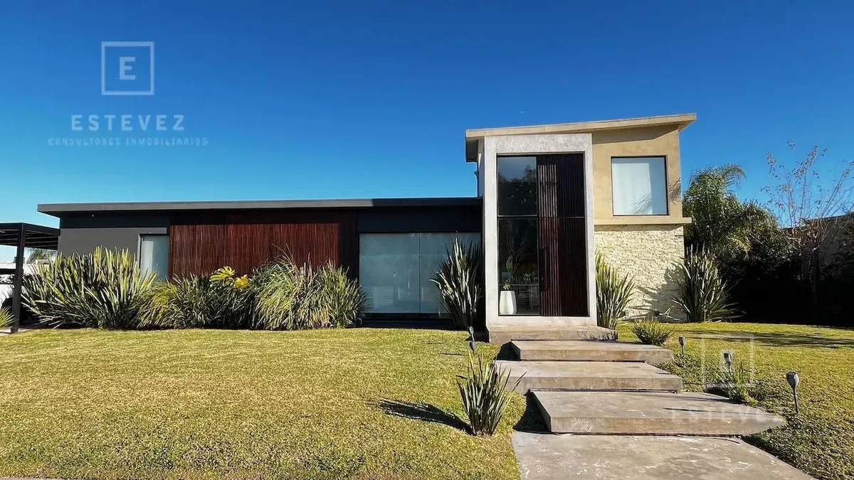 Casa moderna com piscina e DVH