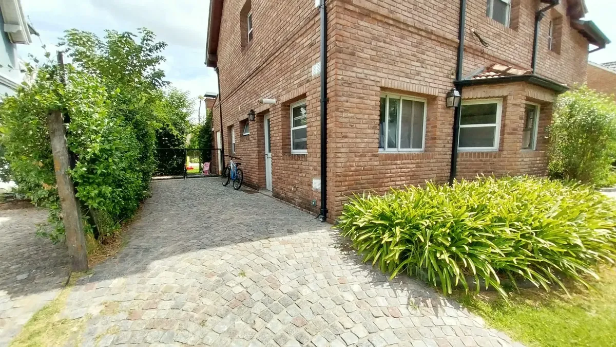 Casa com piscina e churrasqueira coberta