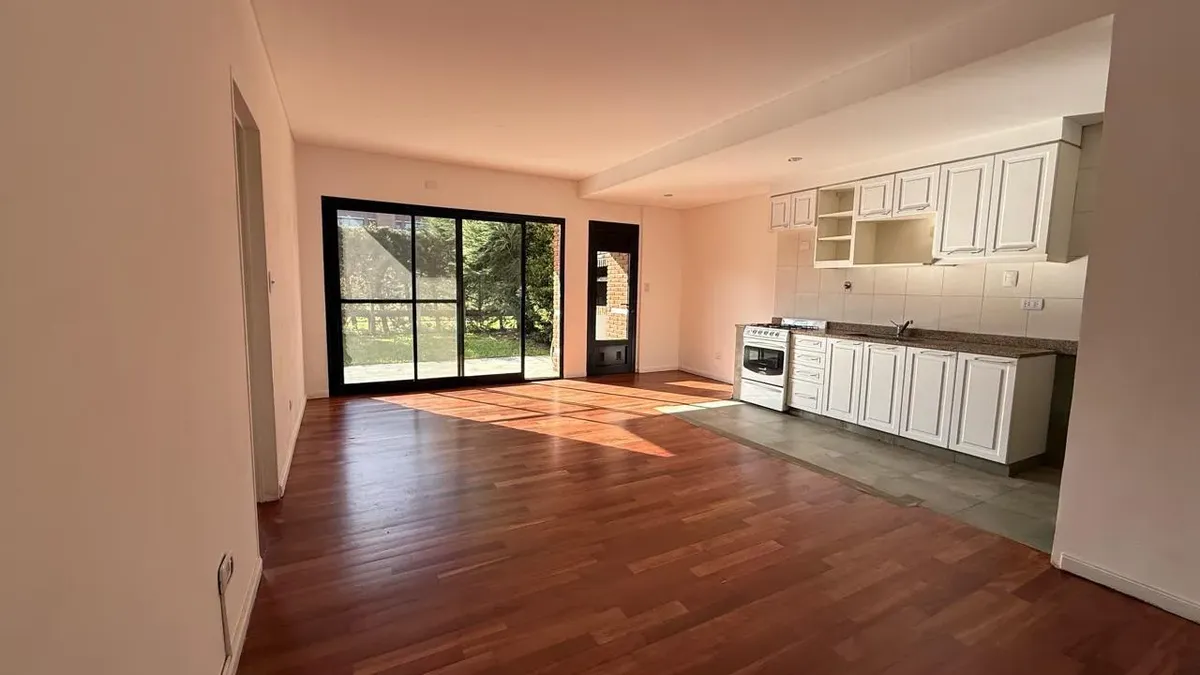 Departamento En Alquiler, 2 Ambientes En San Isidro, Oportunidad, Con Jardín