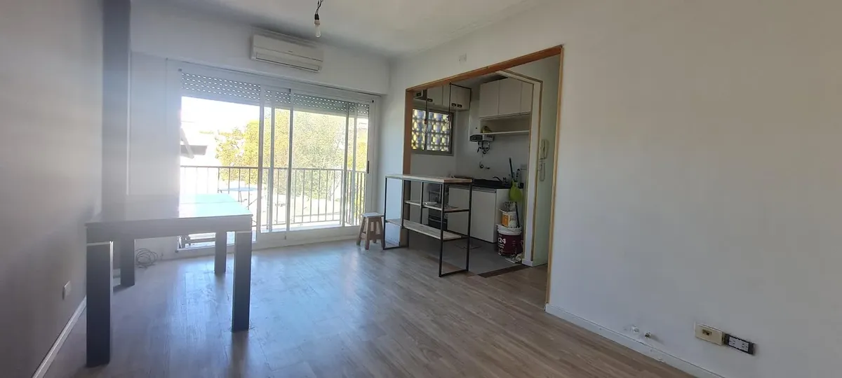 Departamento De 2 Ambientes En Florida Mitre: Luminoso Con Balcón Y Excelente Estado-en Alquiler