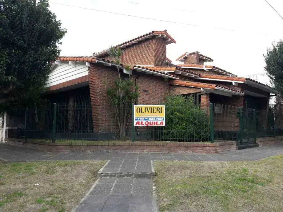 Chalet, 4 Ambientes C/ Cochera Moron