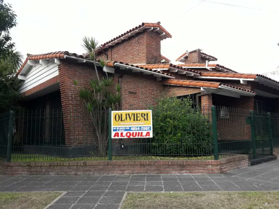 Casa En Alquiler En Moron Sur