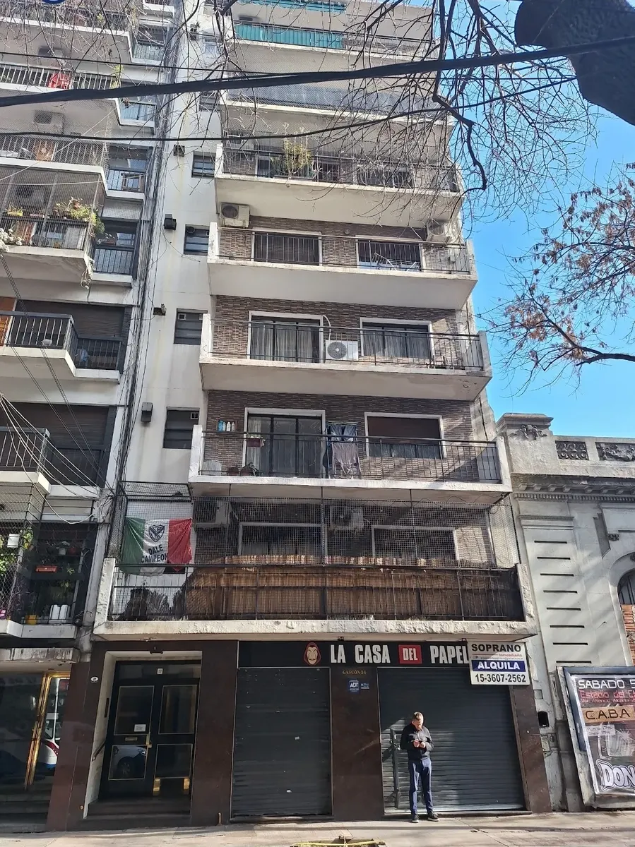 2 Ambientes, Muy Luminosos, Amplio Espacio Guardado, Excelente Accesibilidad Con Subtes Y Colectivo, Remodelado Muy Buen Estado. Baño Completo, Lavadero Independiente, Apto Profesional