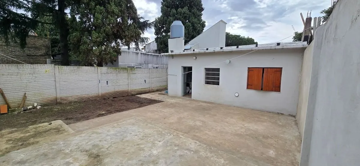 Casa En Alquiler Con Patio En Ezpeleta