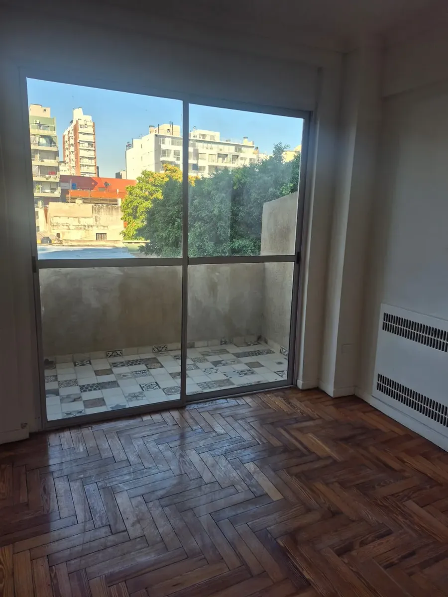 3er piso con balcón y luz