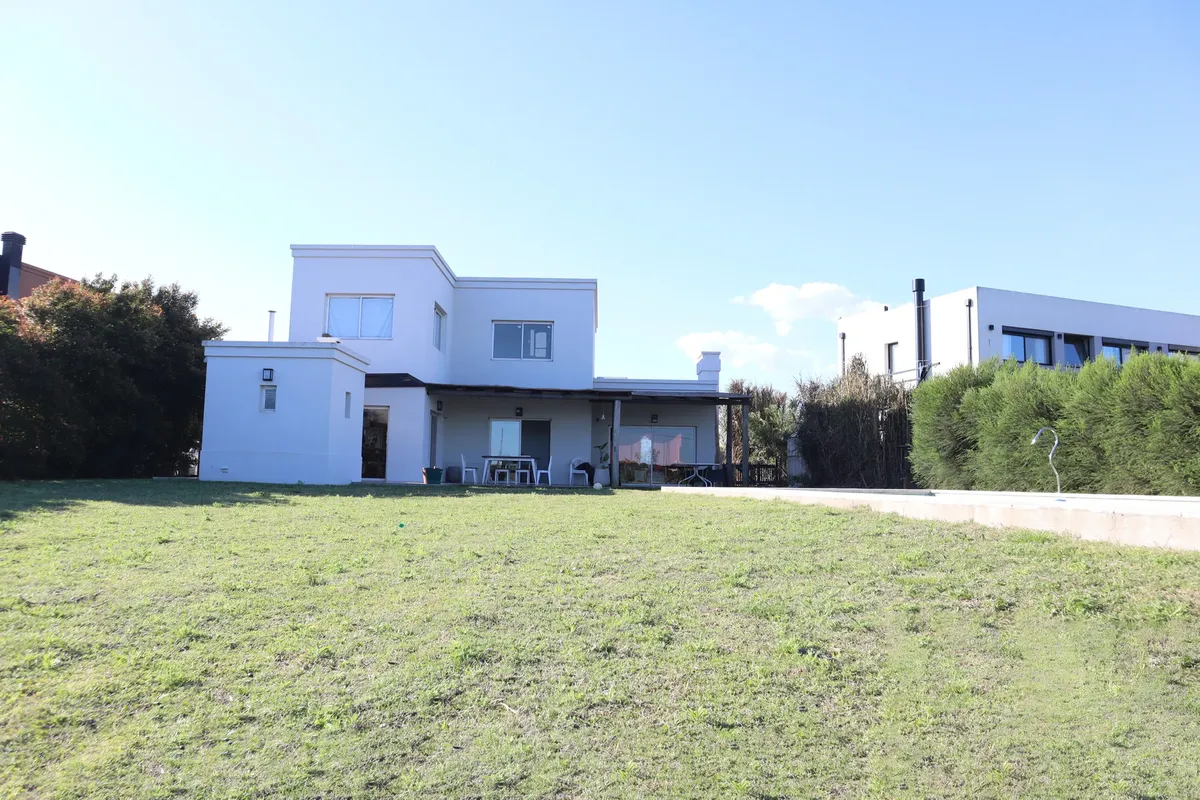 Casa Con Vista Al Lago, Luminosa, Con Pileta Y Parrilla
