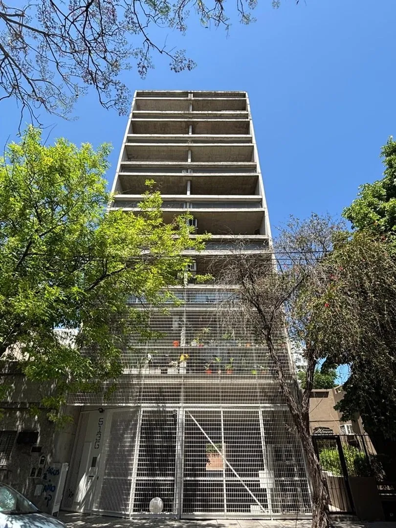 Amplio Monoambiente Con Balcón Terraza! A Una 1 Cuadra De Av. Triunvirato Y Av. Congreso. Cocina Integrada, Horno Y Anafe Eléctrico. Baño Completo. Piso De Madera. Aire Frío Calor. Sum Laundy Pileta