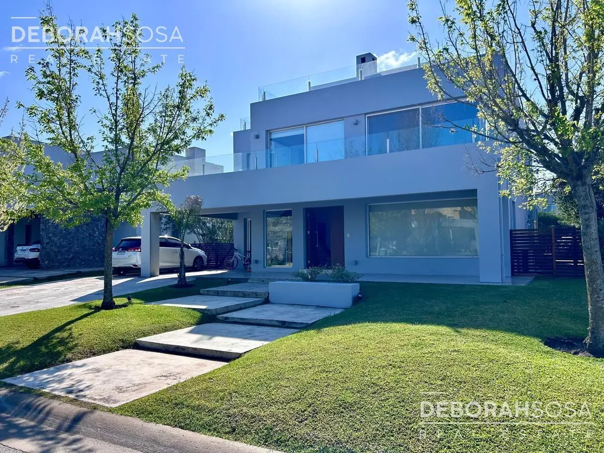 Casa 4 dormitórios, piscina e churrasqueira