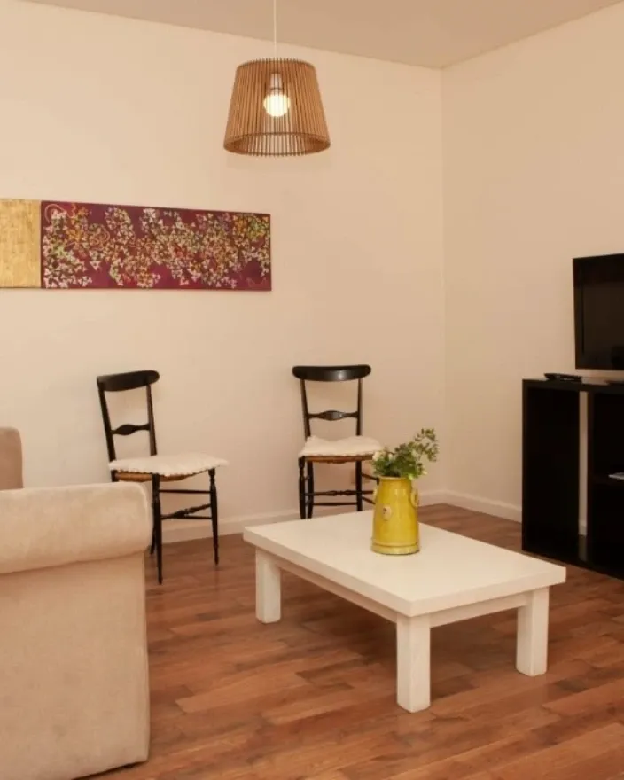 Departamento Amoblado 2 Ambientes, Equipado Para Dos Personas, Cama Matrimonial O Dos Camas Twin, Wifi, Cable, Sabanas Y Toallas, Mucama Una Vez Al Mes, Piscina (verano) Recepción 24hs.libre 18 Julio