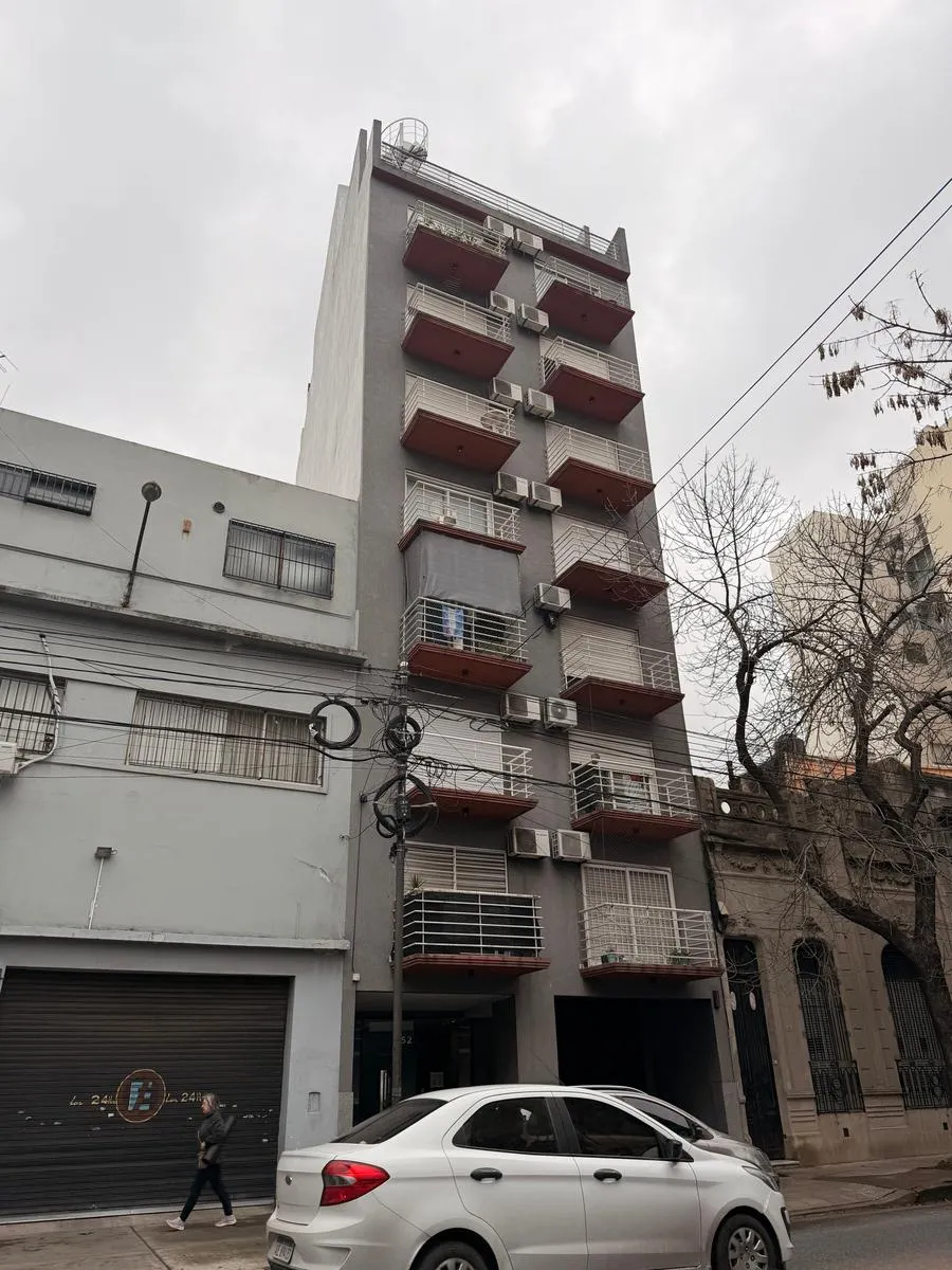 Alquiler Monoambiente Balvanera, Al Frente, Con Balcon. Muy Luminoso, Expensas Bajas