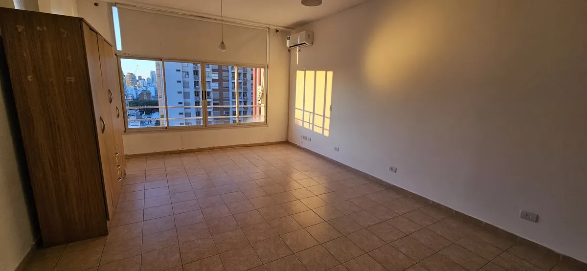 Monoambiente en piso alto con AC