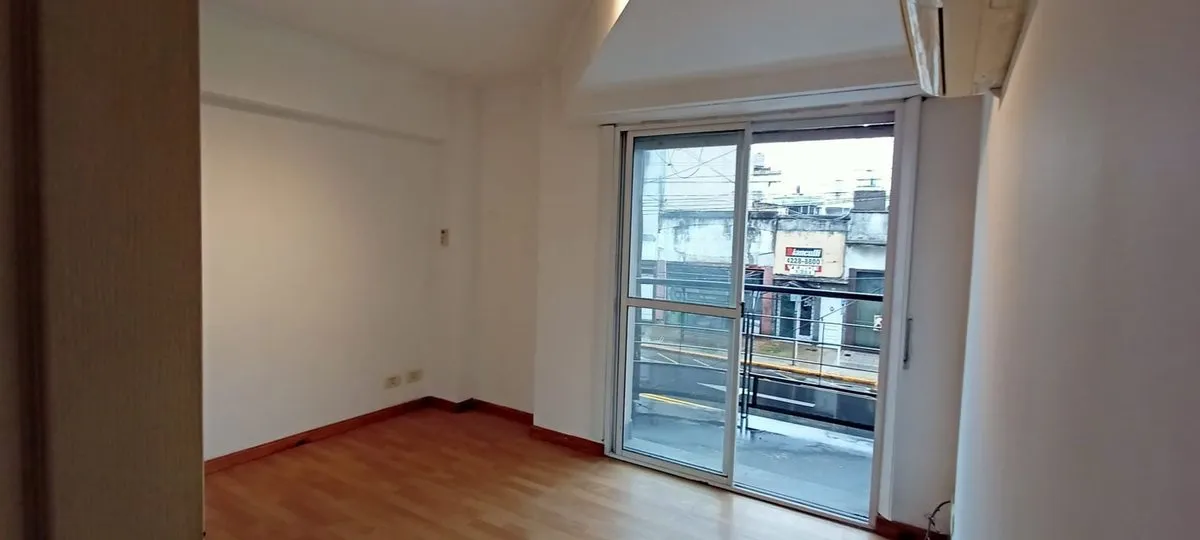 1st floor, front balcony