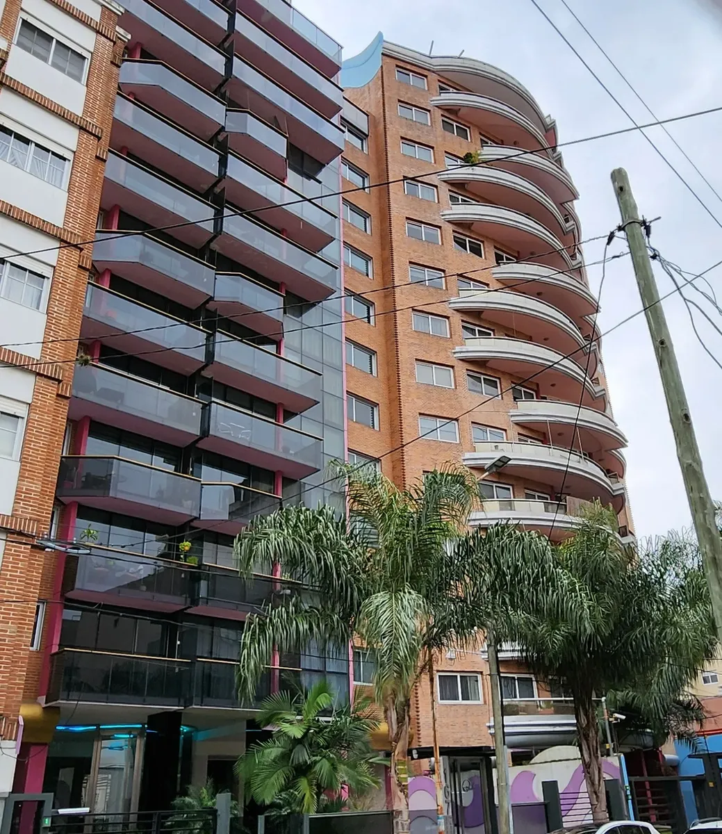 Alquiler Departamento En Ramos Mejía, 2 Ambientes Amplios, Con Cochera Y Amenities. Excelente Ubicación