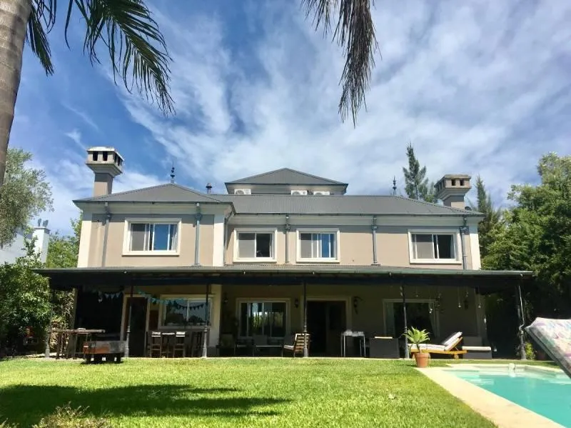 Espectacular Casa Sobre Laguna, Con Excelentes Vistas!