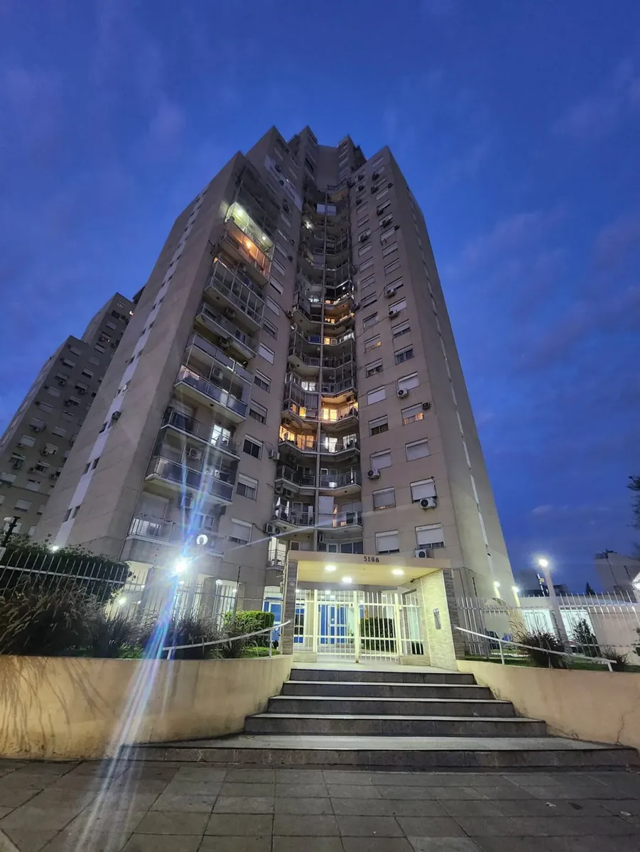 Piso alto con balcón abierto