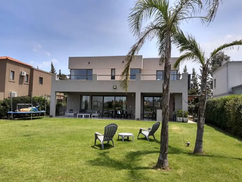 Casa Moderna A La Laguna En La Comarca