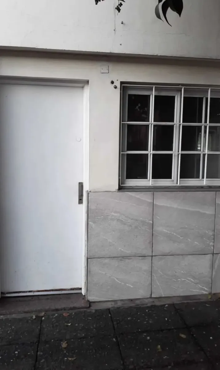 Studio de frente, térreo