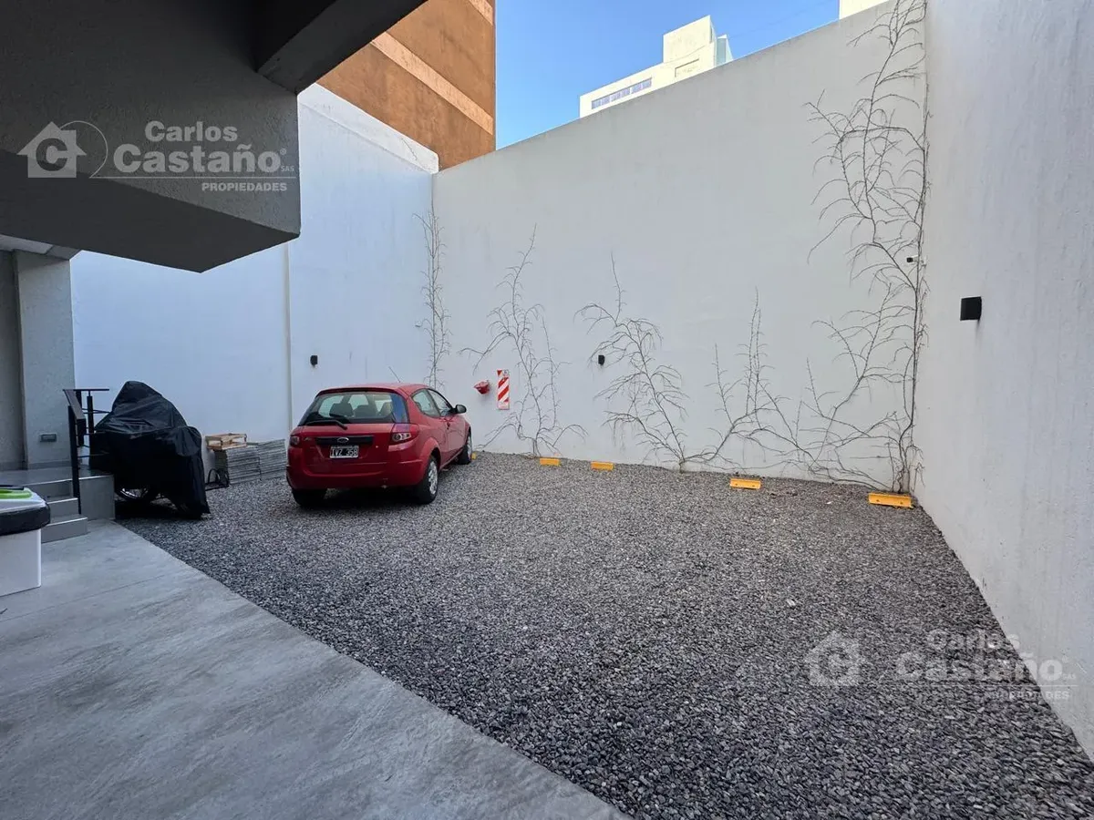 Terraza con parrilla y cochera